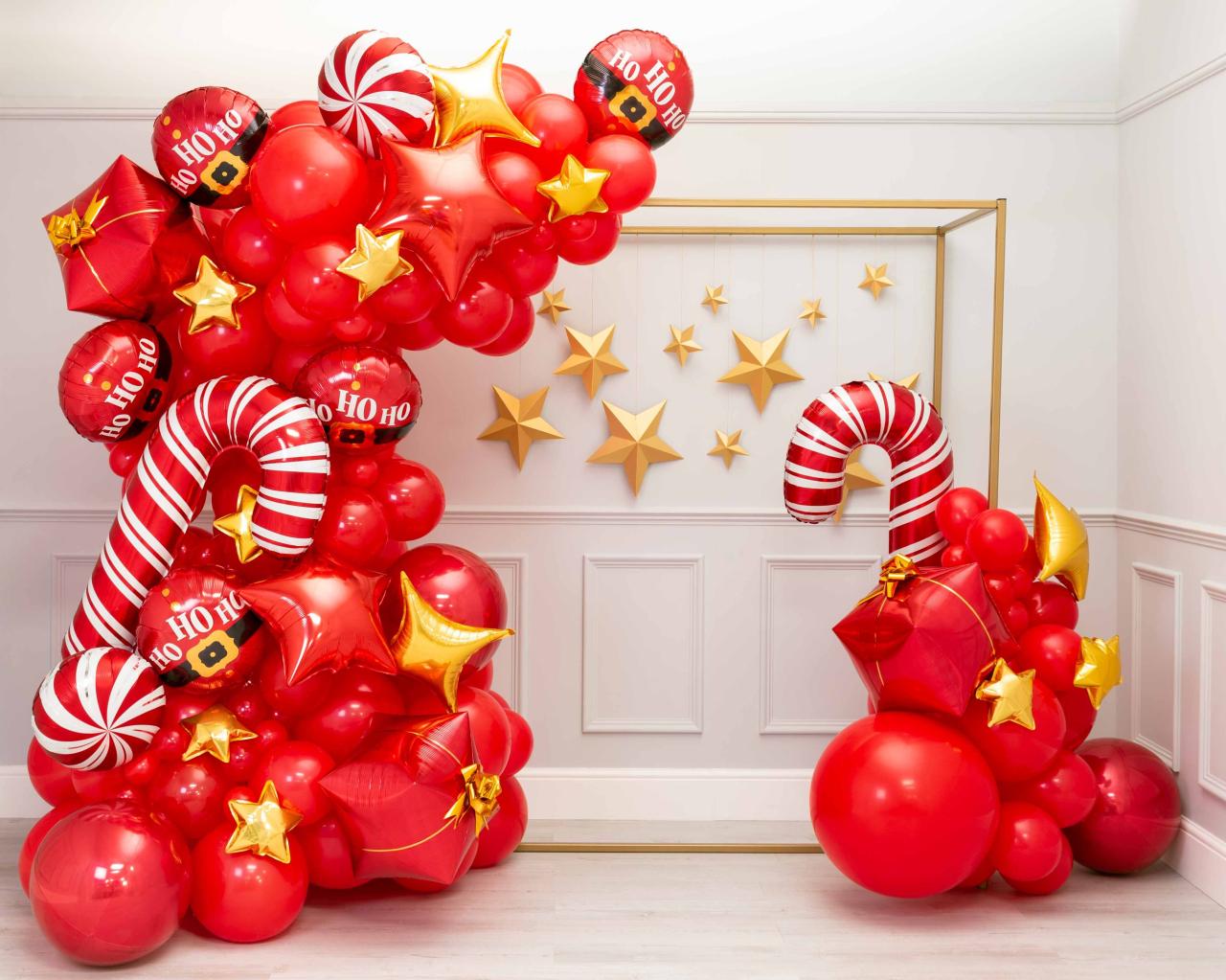 christmas decoration ideas with balloons Christmas Party Backdrop, Christmas Party Planning, Christmas Balloons