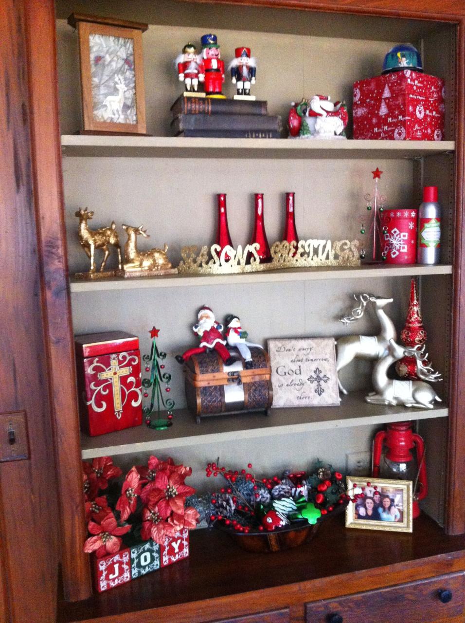 bookshelf christmas decor ideas Christmas decor bookcase Christmas bookshelf, Decorating bookshelves