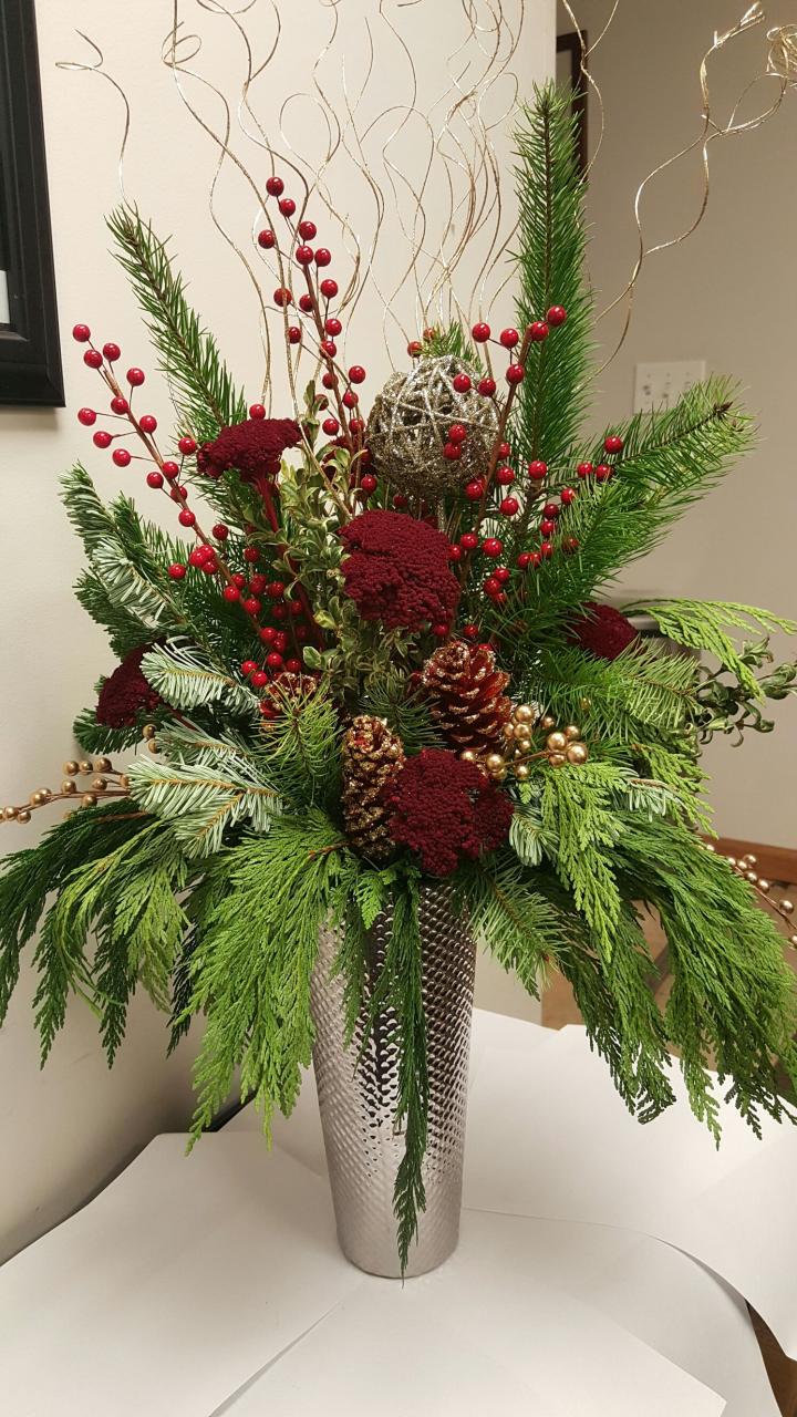 flower vase christmas decor Absolutely beautiful Christmas floral arrangements, Christmas flower