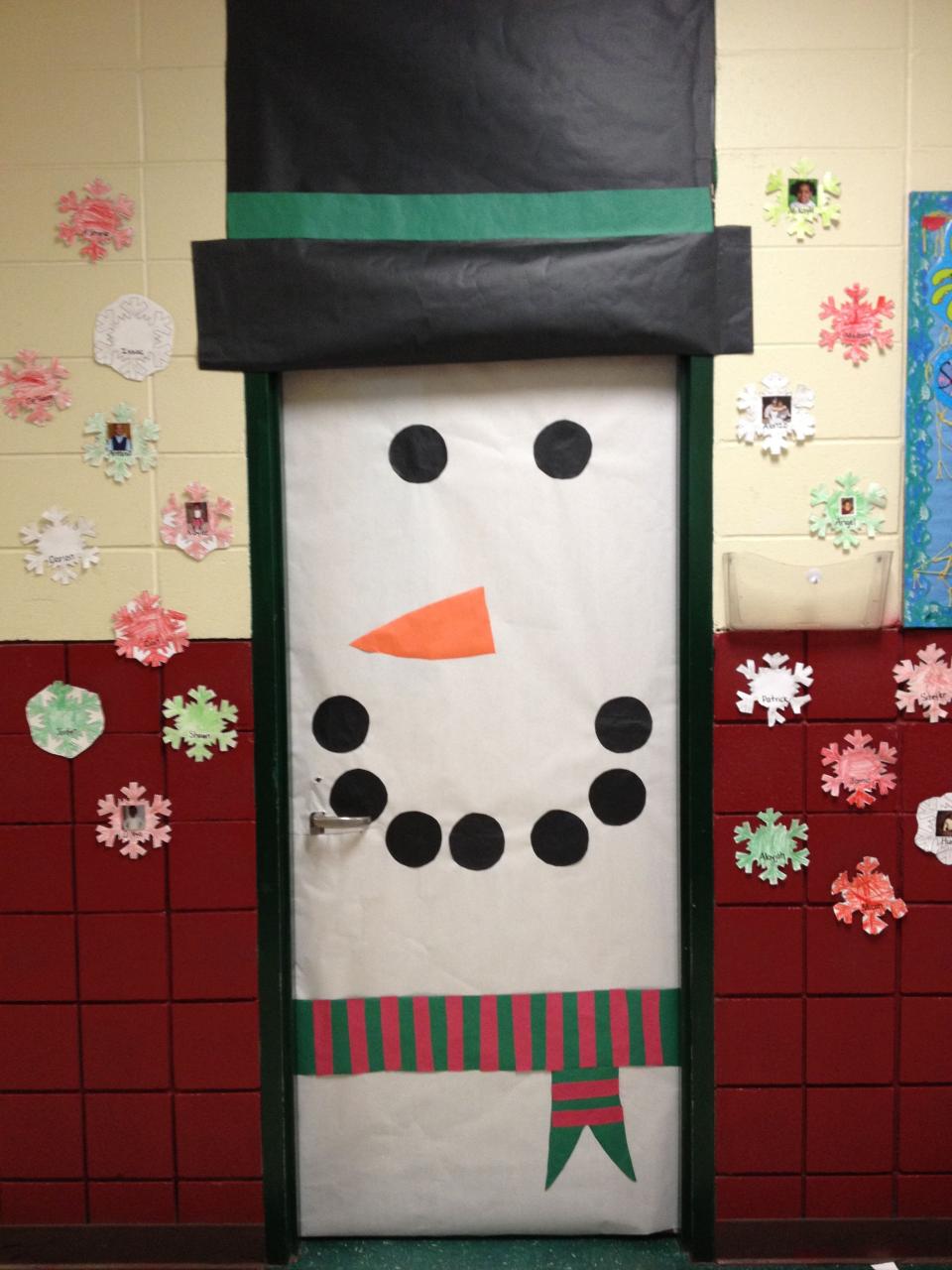 christmas decoration ideas classroom Snowman classroom door for Christmas! Classroom christmas crafts