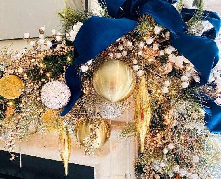 blue gold christmas decor 22 Elegant Blue and Gold Christmas Decor Ideas Where Luxury Meets