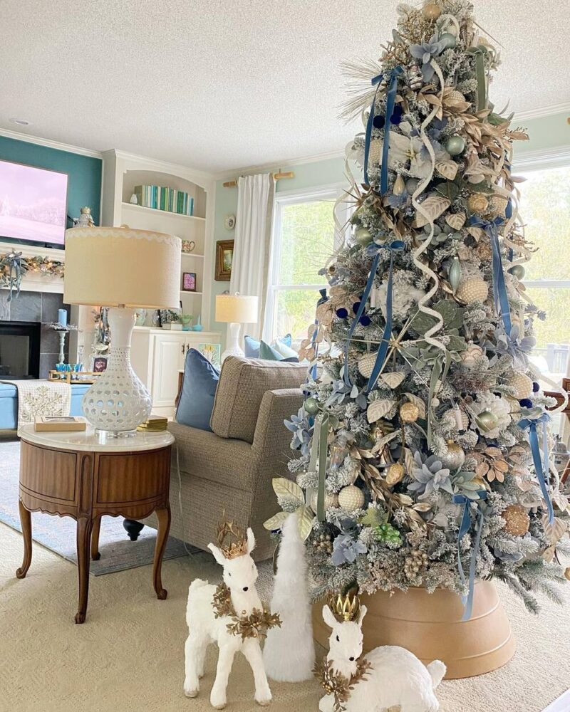 blue gold christmas decor 22 Elegant Blue and Gold Christmas Decor Ideas Where Luxury Meets