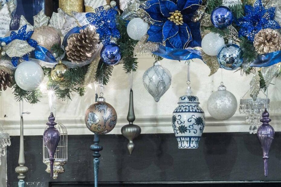 blue and white christmas decor outdoor Glam Christmas Tree Decorating Ideas