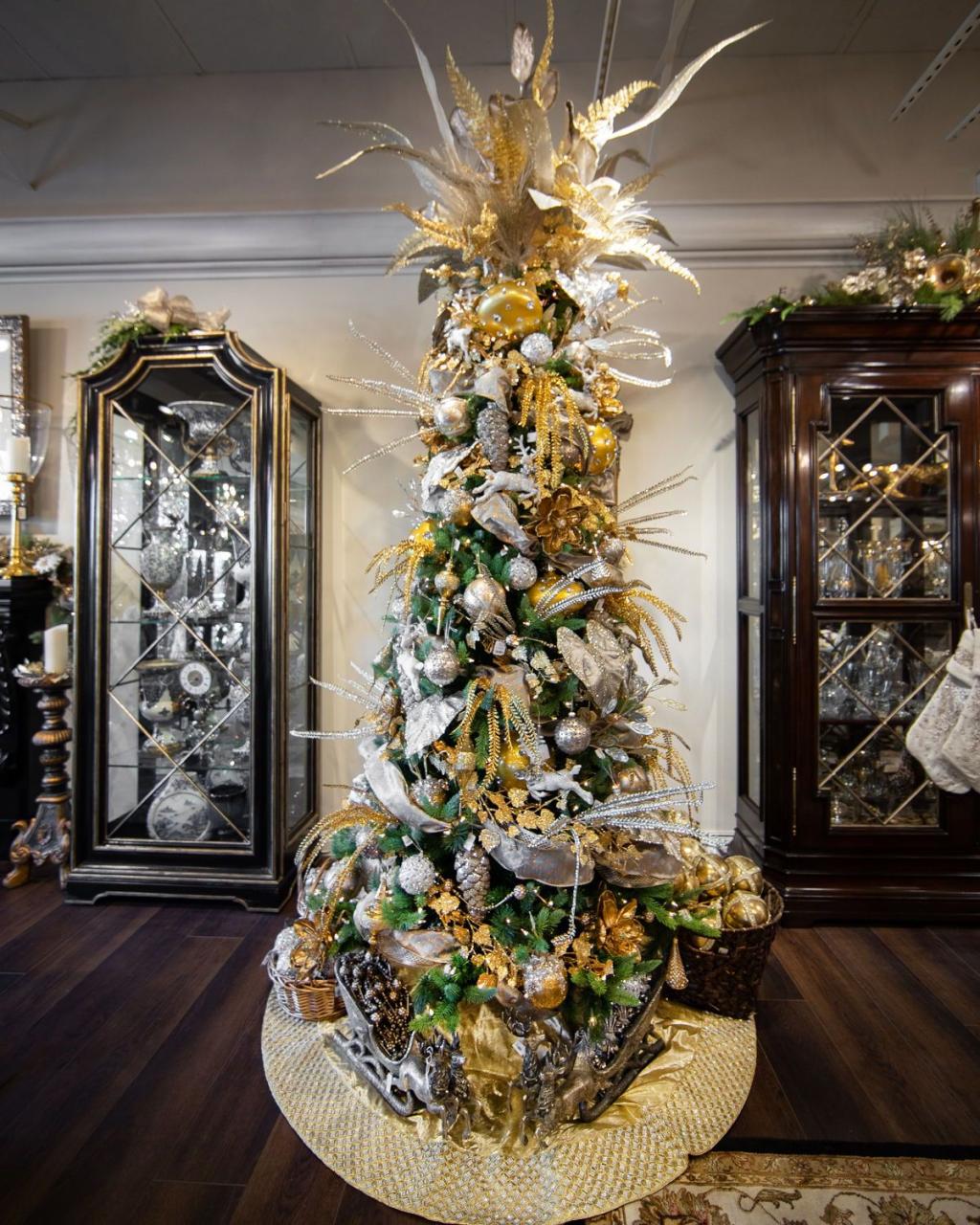 christmas decor high end Gold Christmas Tree Gold christmas tree, Beautiful christmas trees