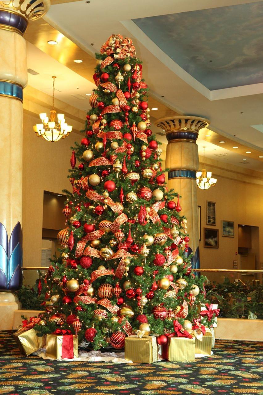 christmas tree decor ideas red and gold Red and Gold Christmas Tree Gold christmas tree decorations, Gold