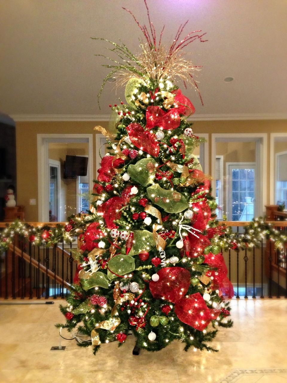 christmas tree decor ideas red Red White And Gold Christmas Tree Decorating Ideas Christmas Day