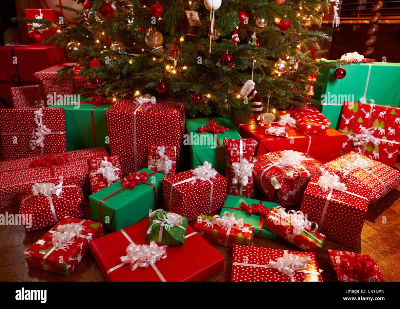 decor under christmas tree Gifts Under Christmas Tree High Resolution Stock Photography and Images