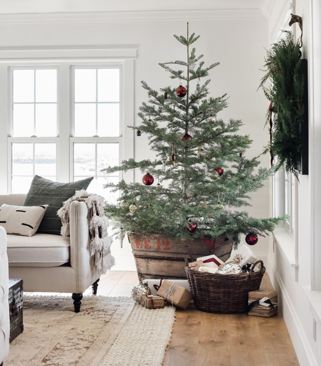 farmhouse style christmas decor Farmhouse Christmas Decor Living Room & Tree Ideas — Boxwood Avenue