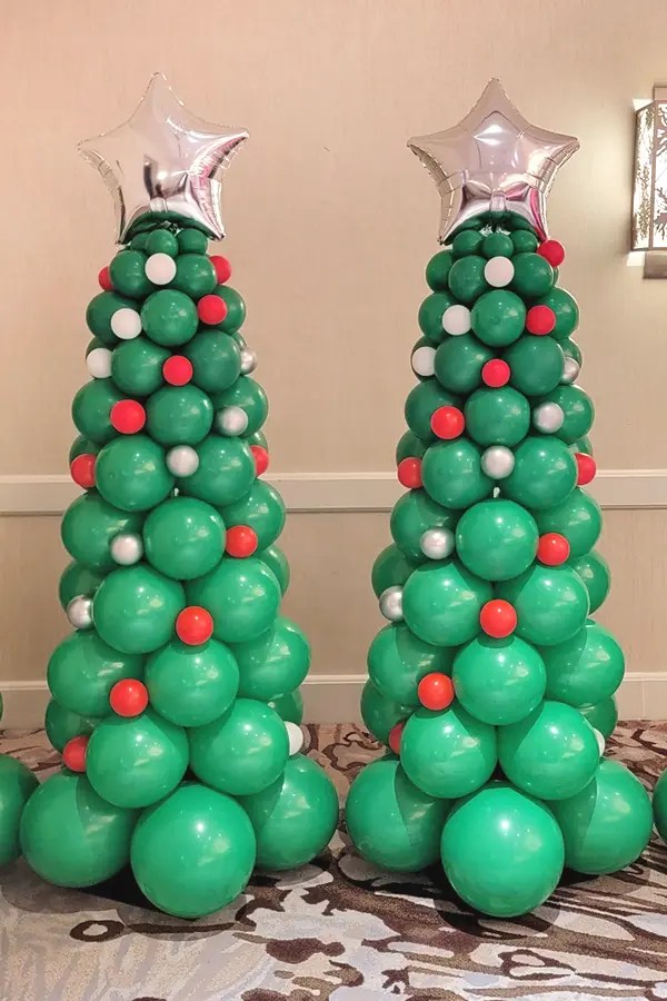 christmas tree decor with balloons Holiday Themed Balloon Decor