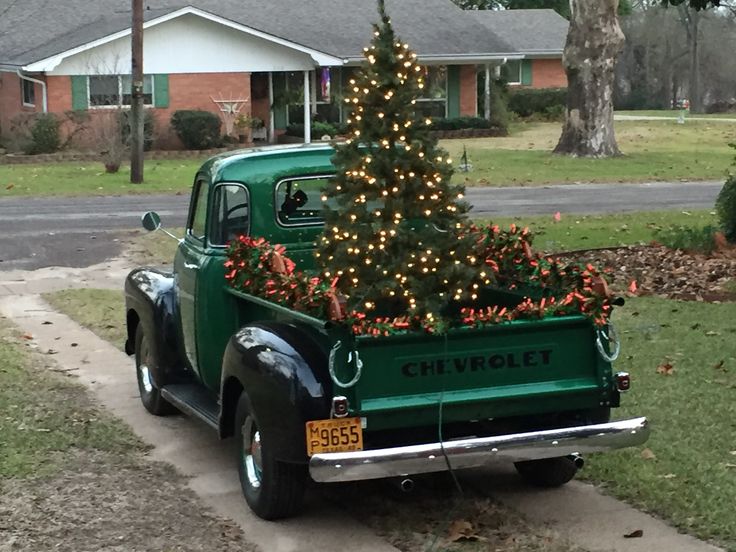 old truck christmas decor Pin by Sara Gauthier on Christmas Christmas truck, Old pickup trucks