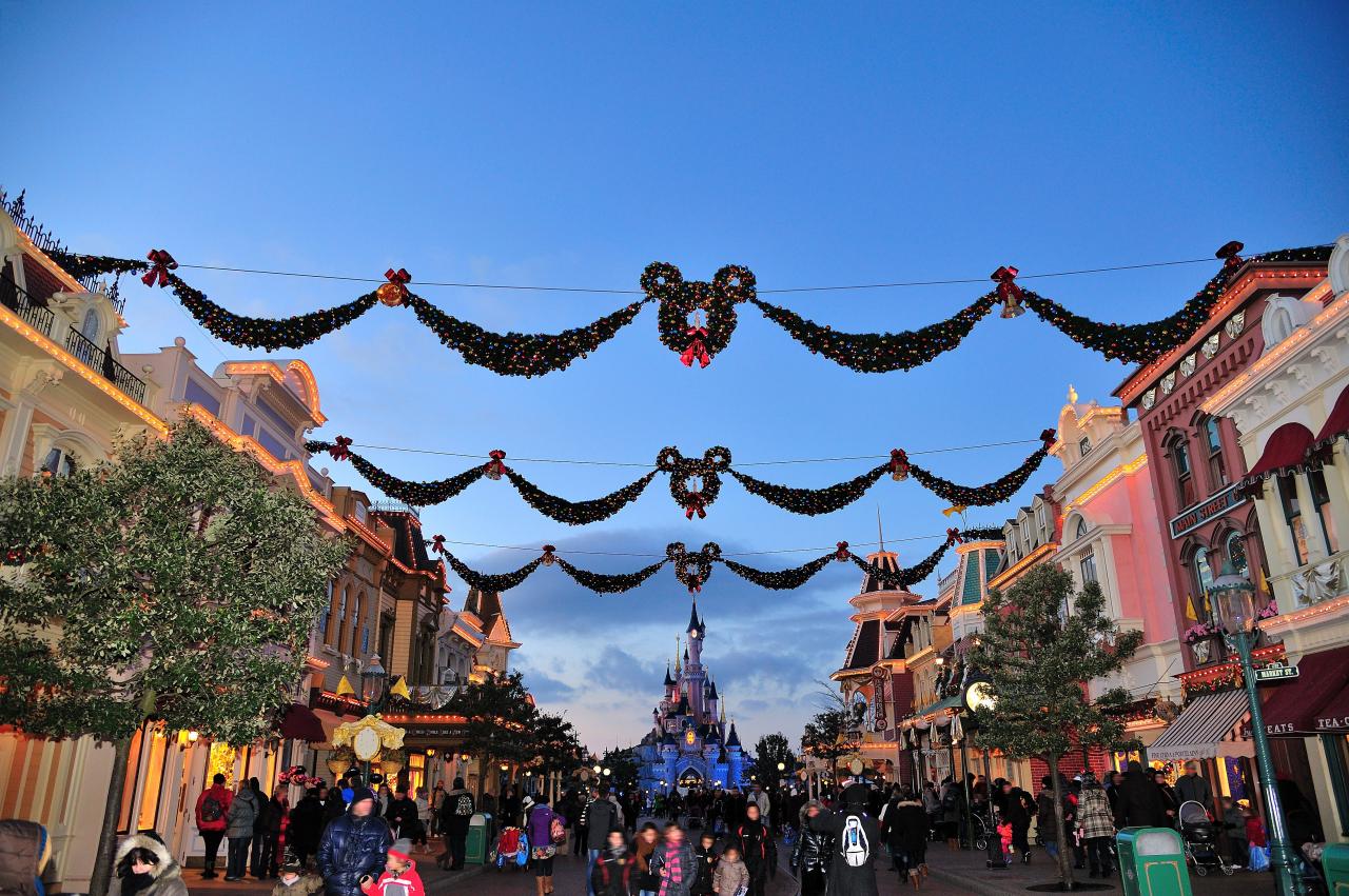 christmas decorations at disneyland Famous Disneyland Christmas Decorations Ideas adriennebailoncoolschw