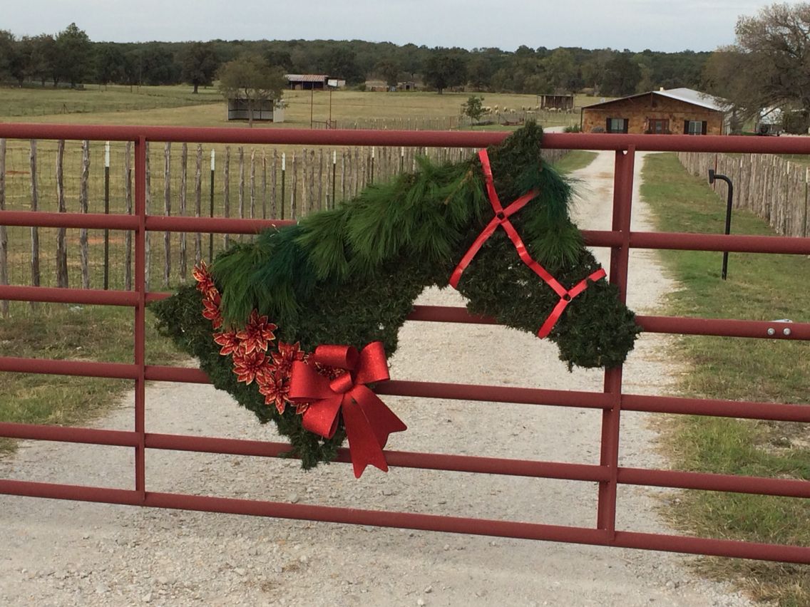 christmas decor for horses Horse head wreath Christmas horses, Outdoor christmas decorations