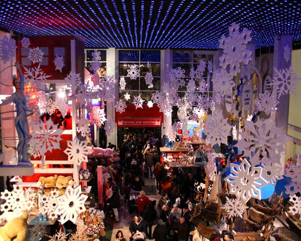 fao schwarz christmas decor FAO Schwarz at Christmas Nyc christmas, Christmas display, Christmas