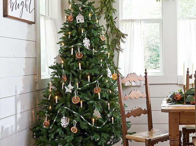 farmhouse christmas wall decor 23 Farmhouse Christmas Decor Ideas to Make Your Space More Festive