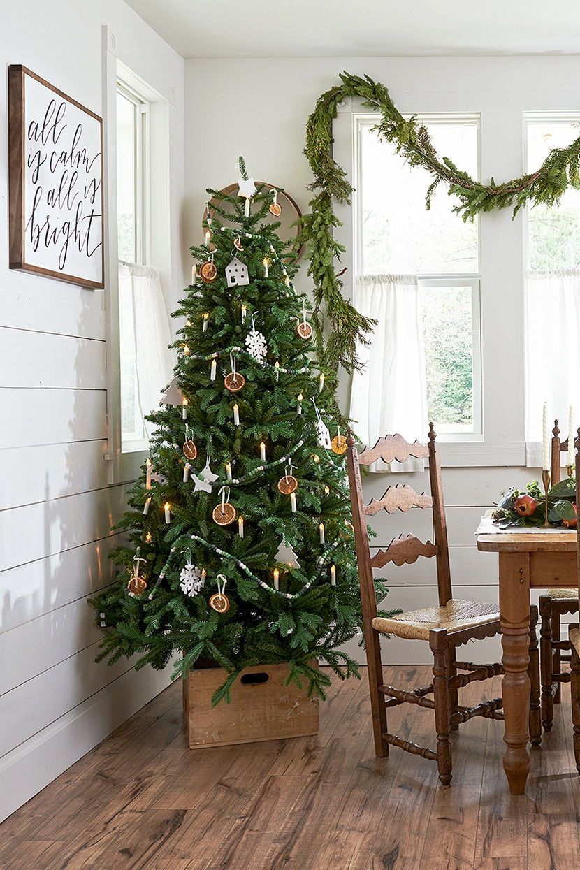 farmhouse christmas wall decor 23 Farmhouse Christmas Decor Ideas to Make Your Space More Festive