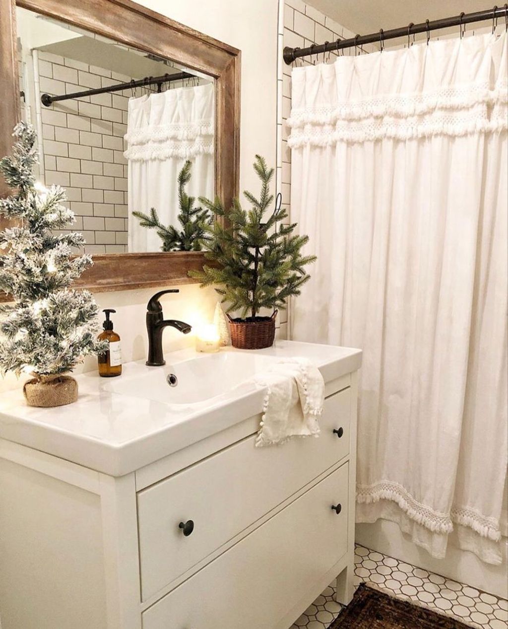 simple christmas bathroom decor 31 Brilliant Christmas Bathroom Decoration Ideas That Looks So Simple