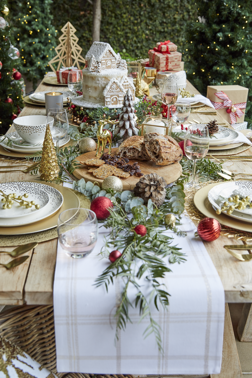 christmas decoration ideas dining table How lucky are we to have Christmas in the summer time? Decorate your