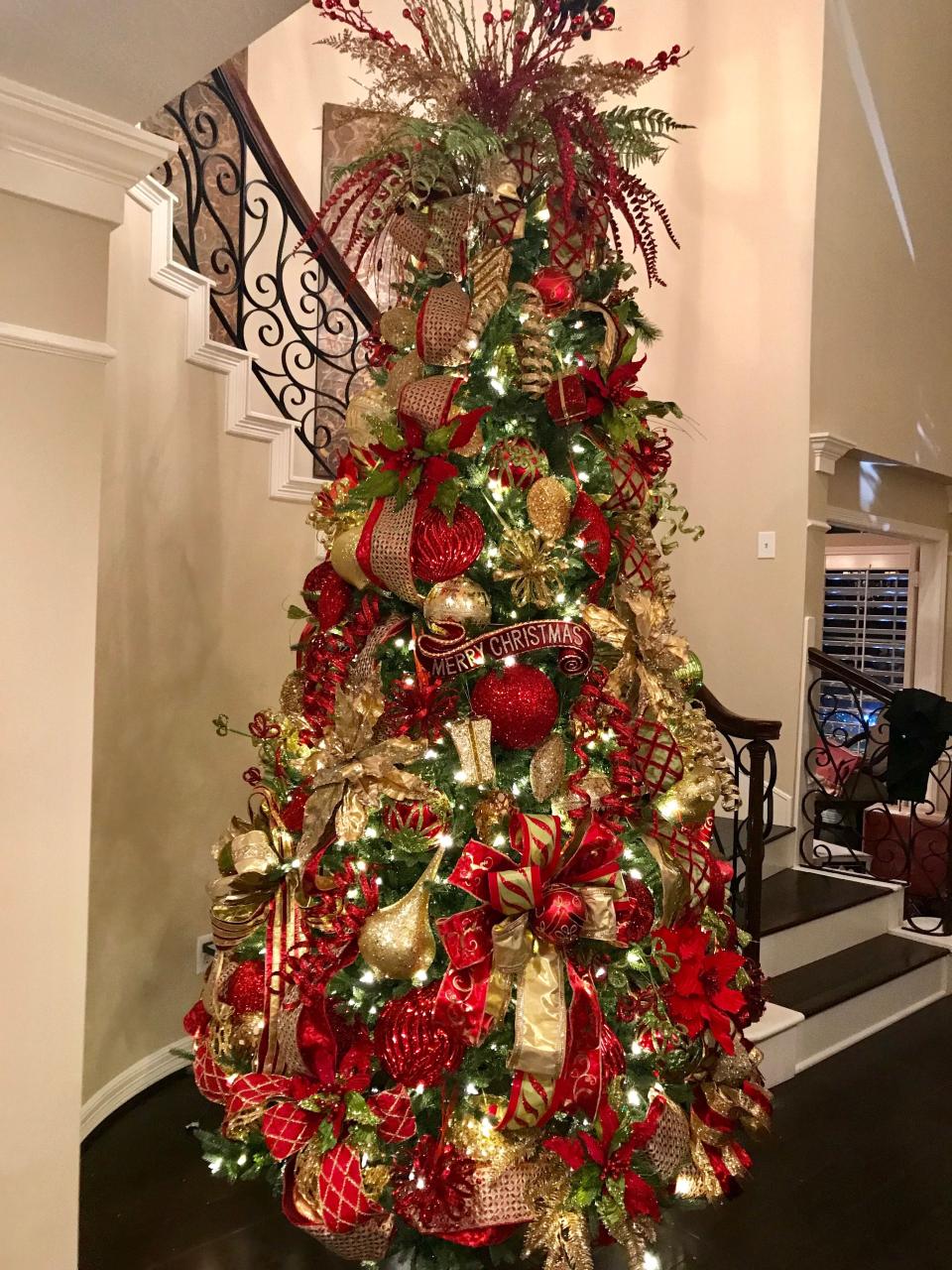 christmas tree decor ideas red and gold Traditional red, gold and green Christmas tree. Designed by Arcadia