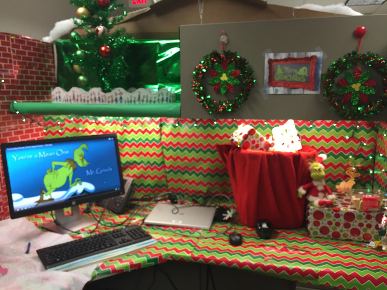 christmas decor ideas for work Ideas To Decorate Your Office Cubicle For Christmas