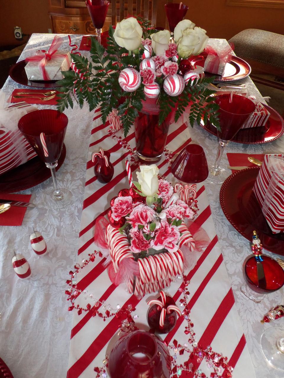 christmas decoration ideas with candy canes Festive Christmas Candy Cane Table Decor