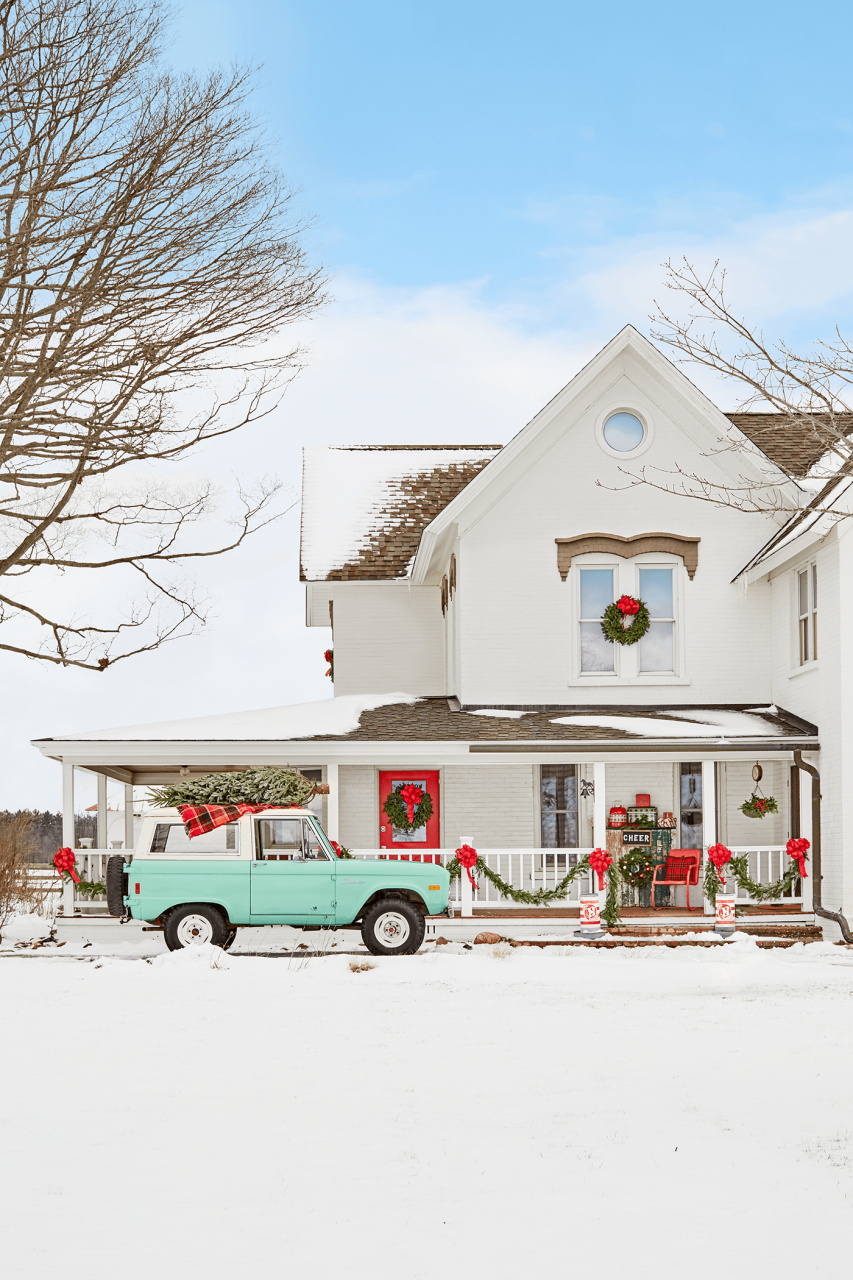 farmhouse christmas decor outside This Festive Midwest Country Home Is Packed with Cute Christmas