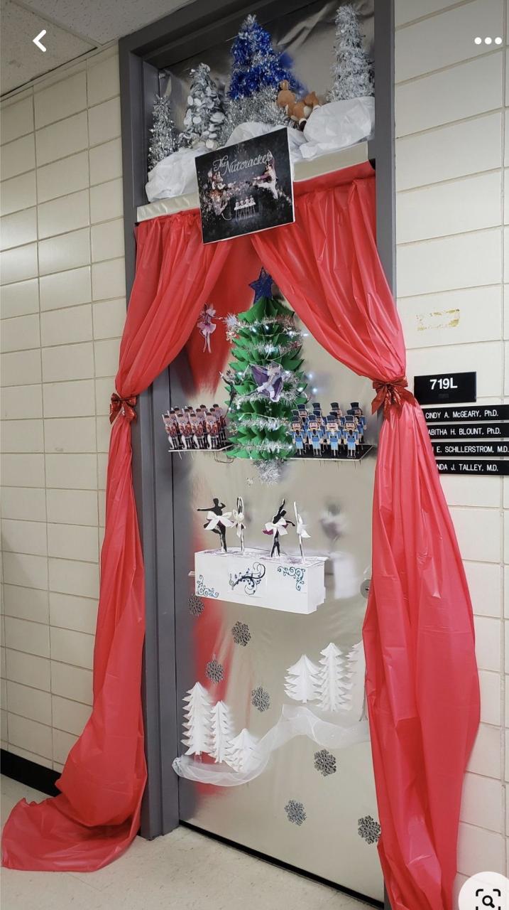 christmas decorating door ideas contest Pin by Norma GoCo on School boards/walls/doors decoration ideas Door