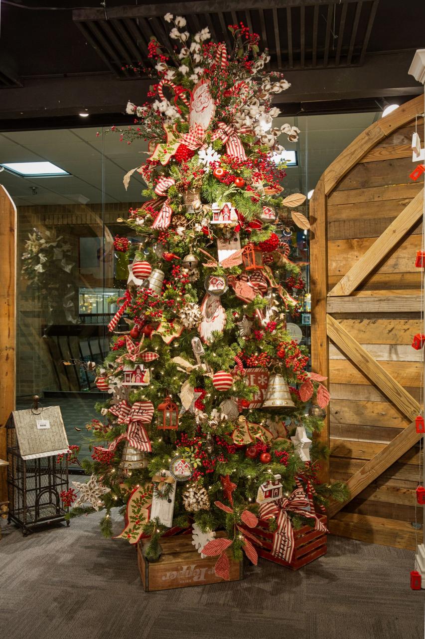 country decor christmas trees Farmhouse Christmas Christmas tree themes, Country christmas trees