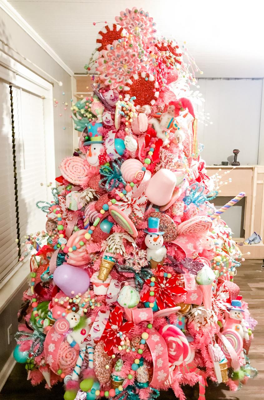 candy decor for christmas tree Candy Christmas tree Candy christmas tree, Pink christmas tree