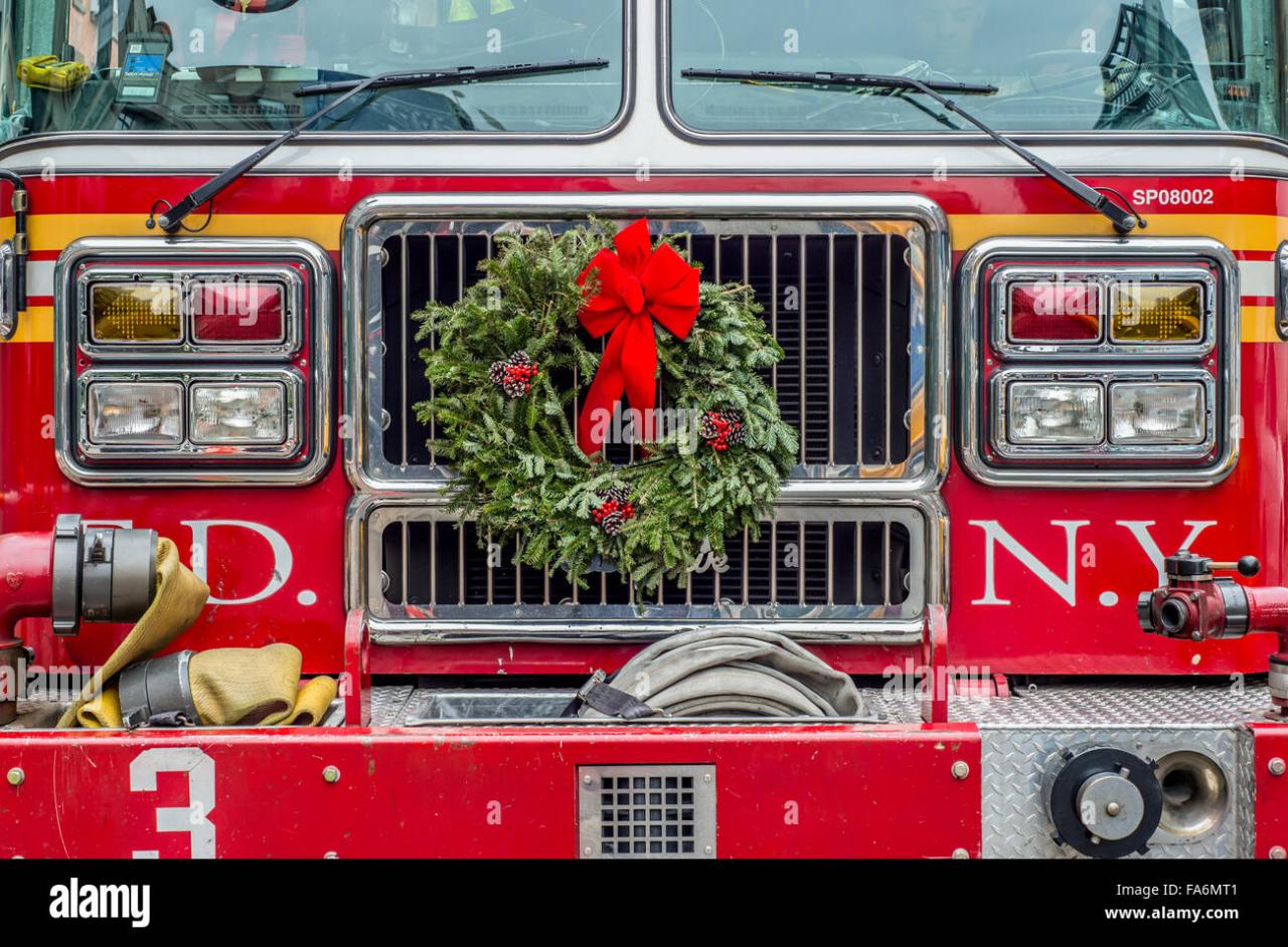 christmas fire truck decor Fire Department of New York FDNY Fire Truck decorated for Christmas