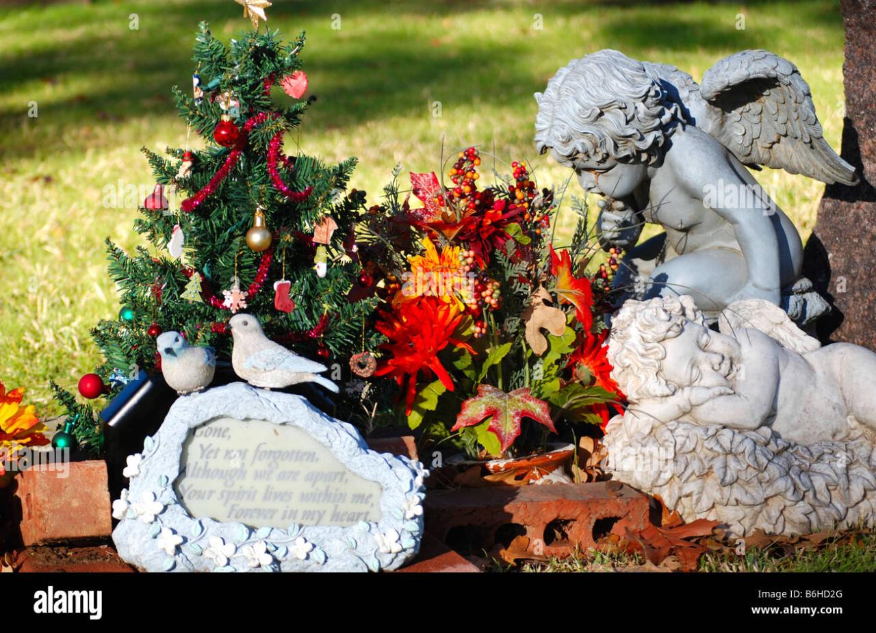 christmas decor for grave sites Graveside christmas hires stock photography and images Alamy