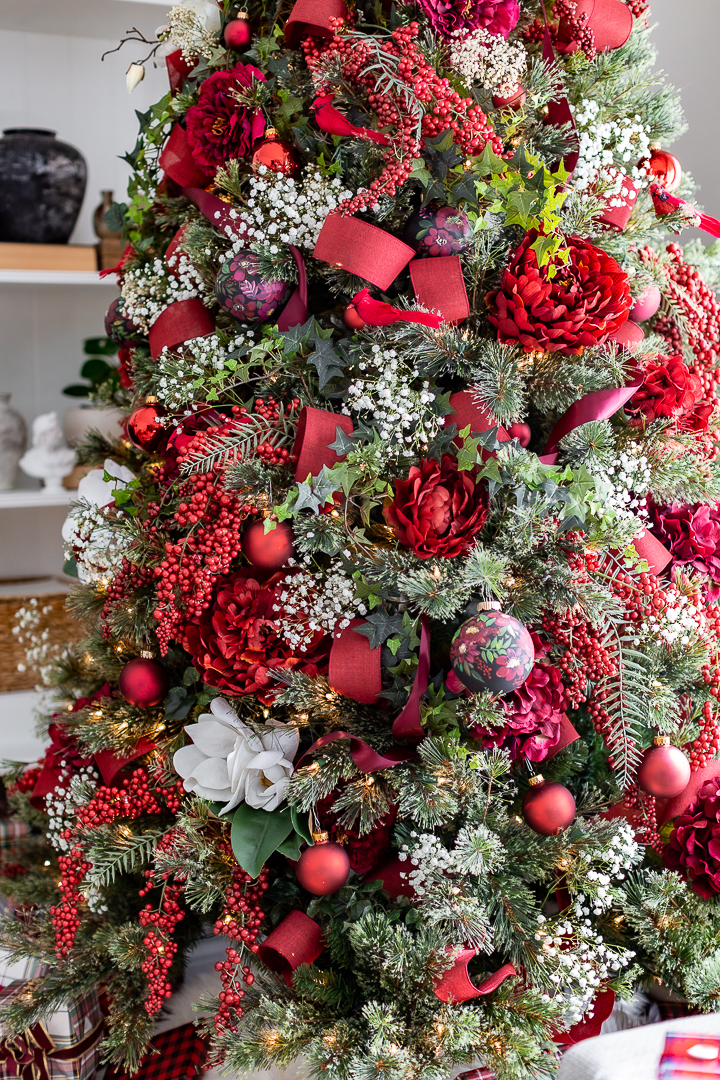 christmas decoration ideas red Traditional Red Christmas Tree