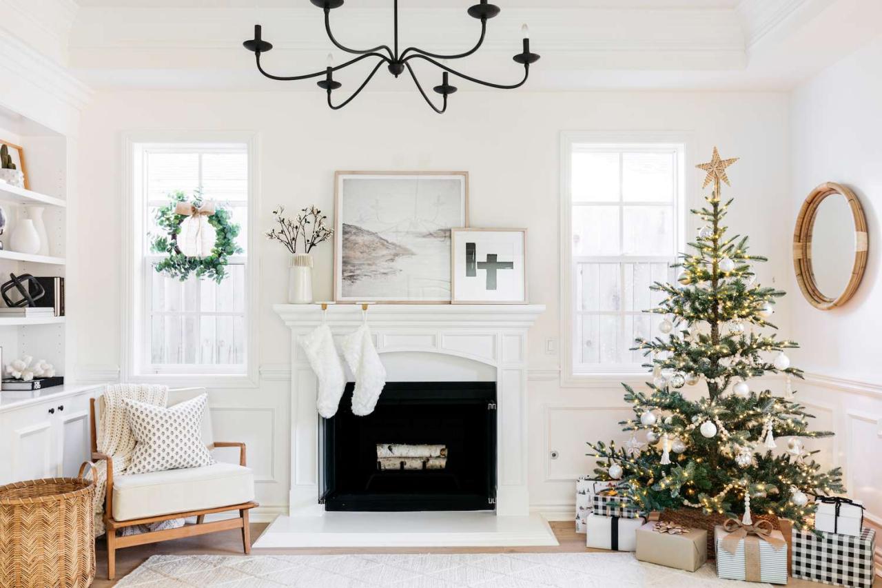 minimal christmas decor ideas 16 Minimalist Christmas Decorating Ideas Anyone Can Recreate