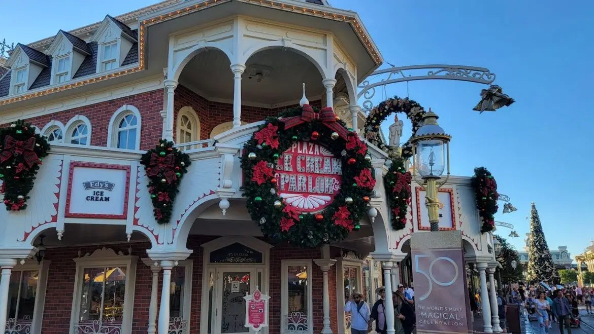 when does christmas decor go up at disney world When Do They Pull Down The Christmas Decorations At Walt Disney World?