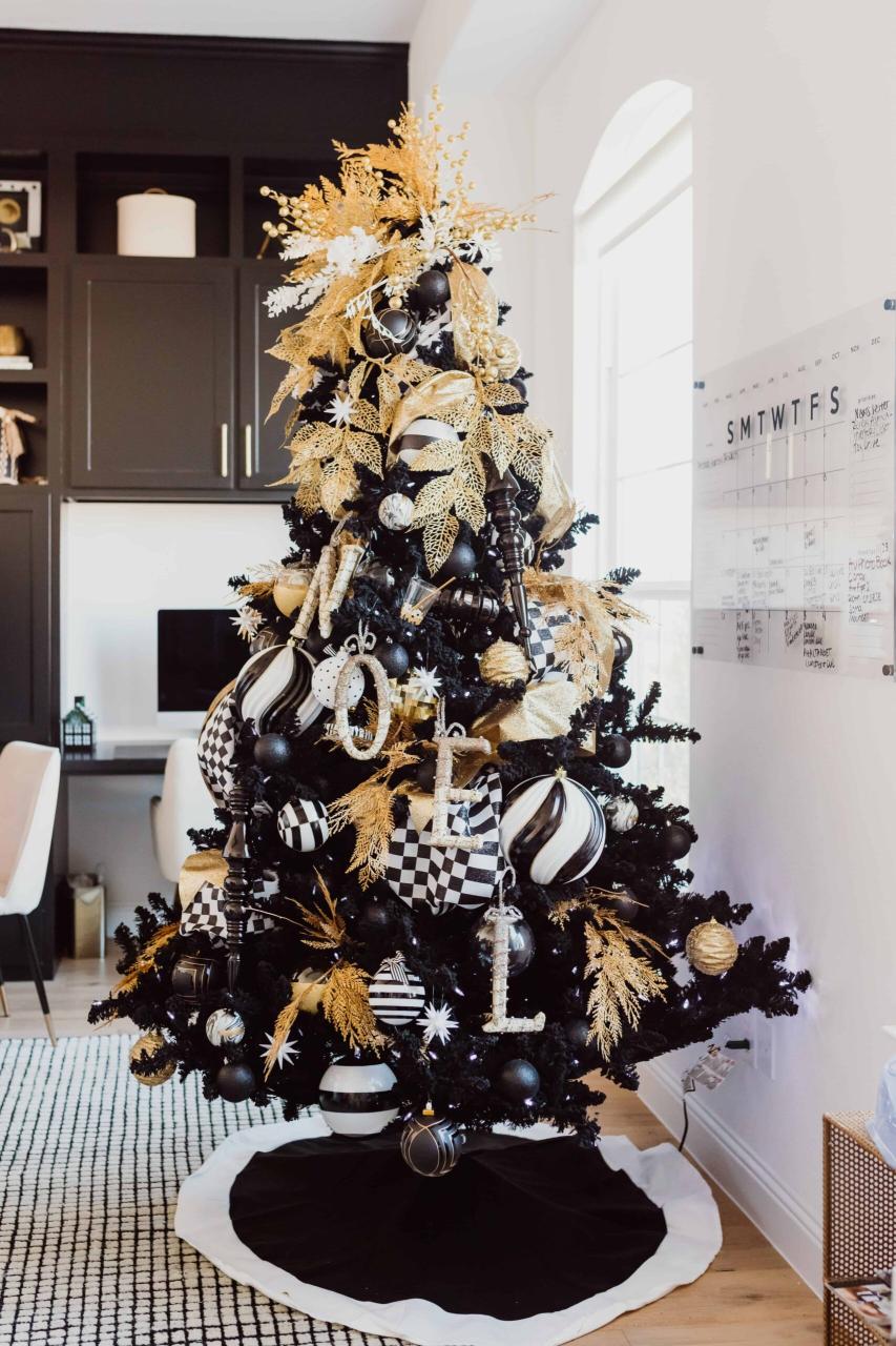 black and green christmas tree decor 15 Chic black decorations for christmas tree to add an elegant touch to