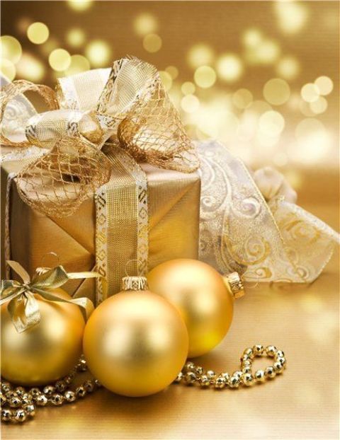 gold theme christmas decor 31 Sparkling Gold Christmas Décor Ideas DigsDigs