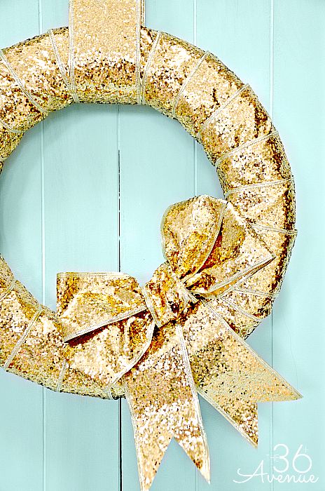 gold theme christmas decor 31 Sparkling Gold Christmas Décor Ideas DigsDigs