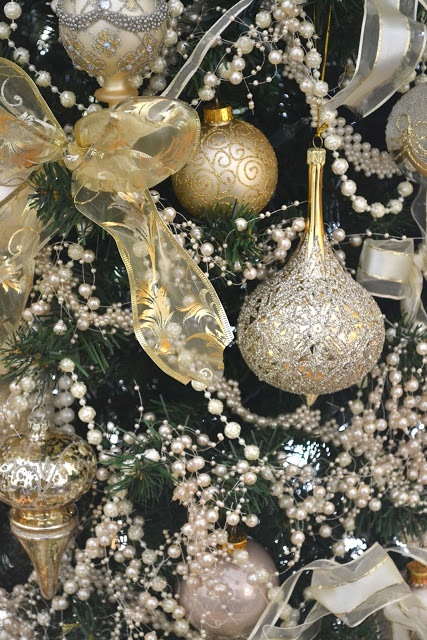 christmas decor ideas gold 31 Sparkling Gold Christmas Décor Ideas DigsDigs