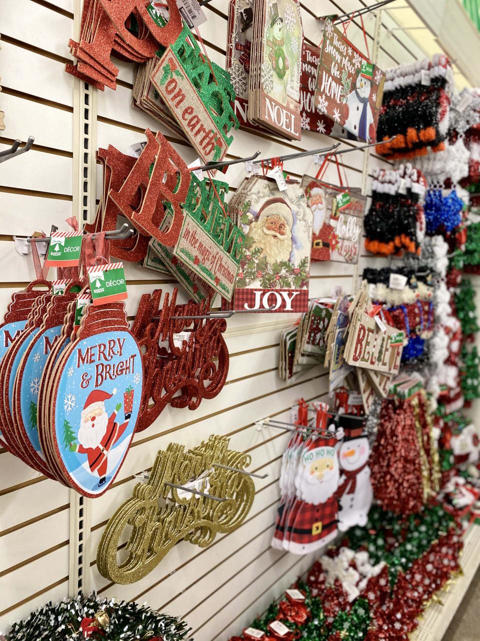 dollar tree christmas wall decor These Dollar Tree Christmas Decorations are THE CUTEST!