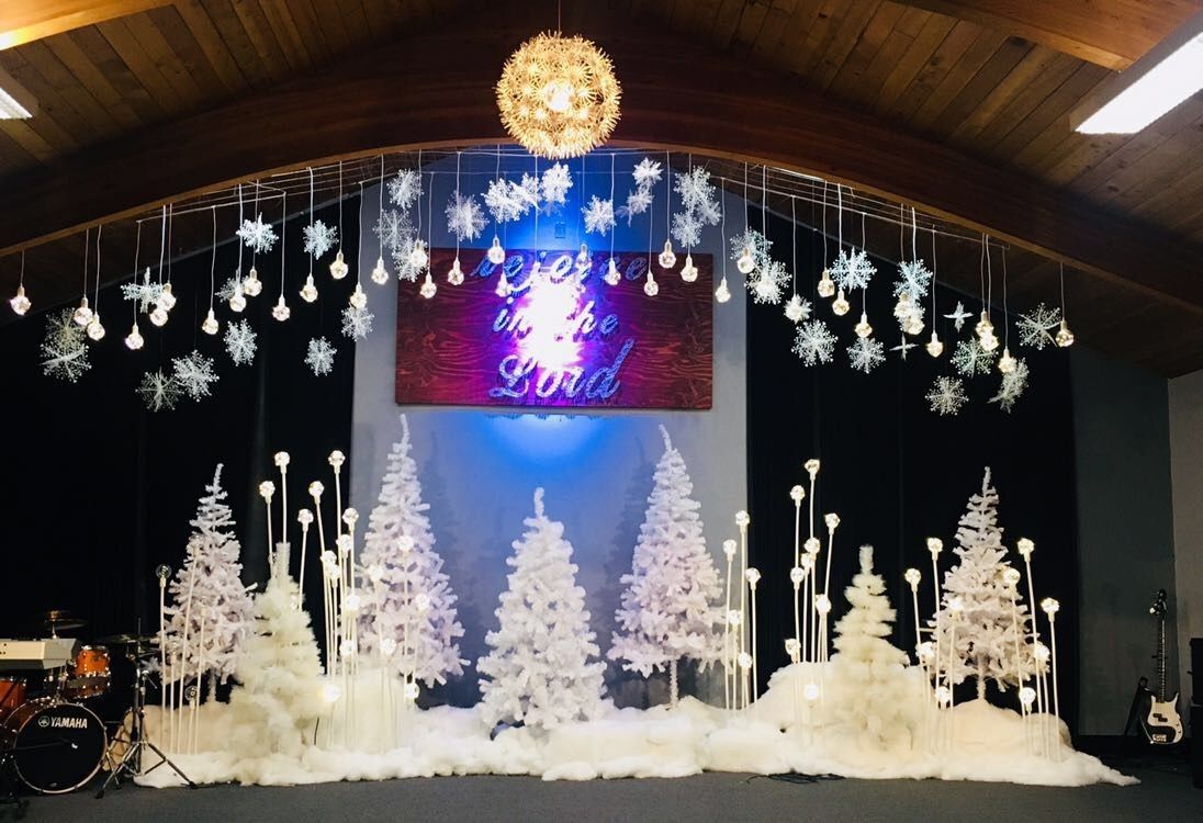 christmas stage decor ideas Pin by Kim Miller on Christmas stage Church christmas decorations