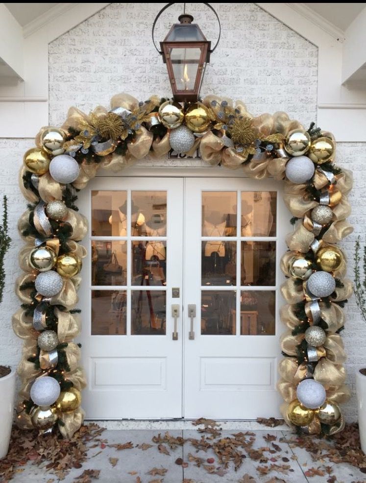 christmas decorating ideas silver and gold Silver and Gold Gold christmas decorations, Front door christmas