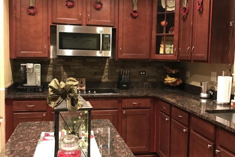 christmas decor for cabinets Decorating Your Kitchen For Christmas Iwn Kitchen