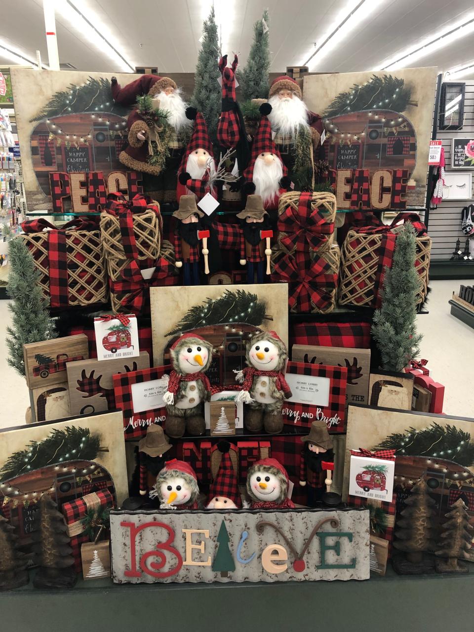 christmas decor at hobby lobby Pin by Margie Visnick on Hobby Lobby Hobby lobby christmas, Christmas