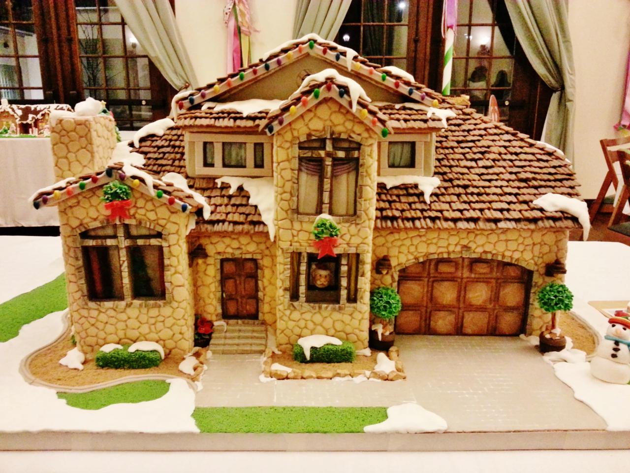 christmas gingerbread house decor 12 Best Gingerbread Houses & Castles for the Holidays