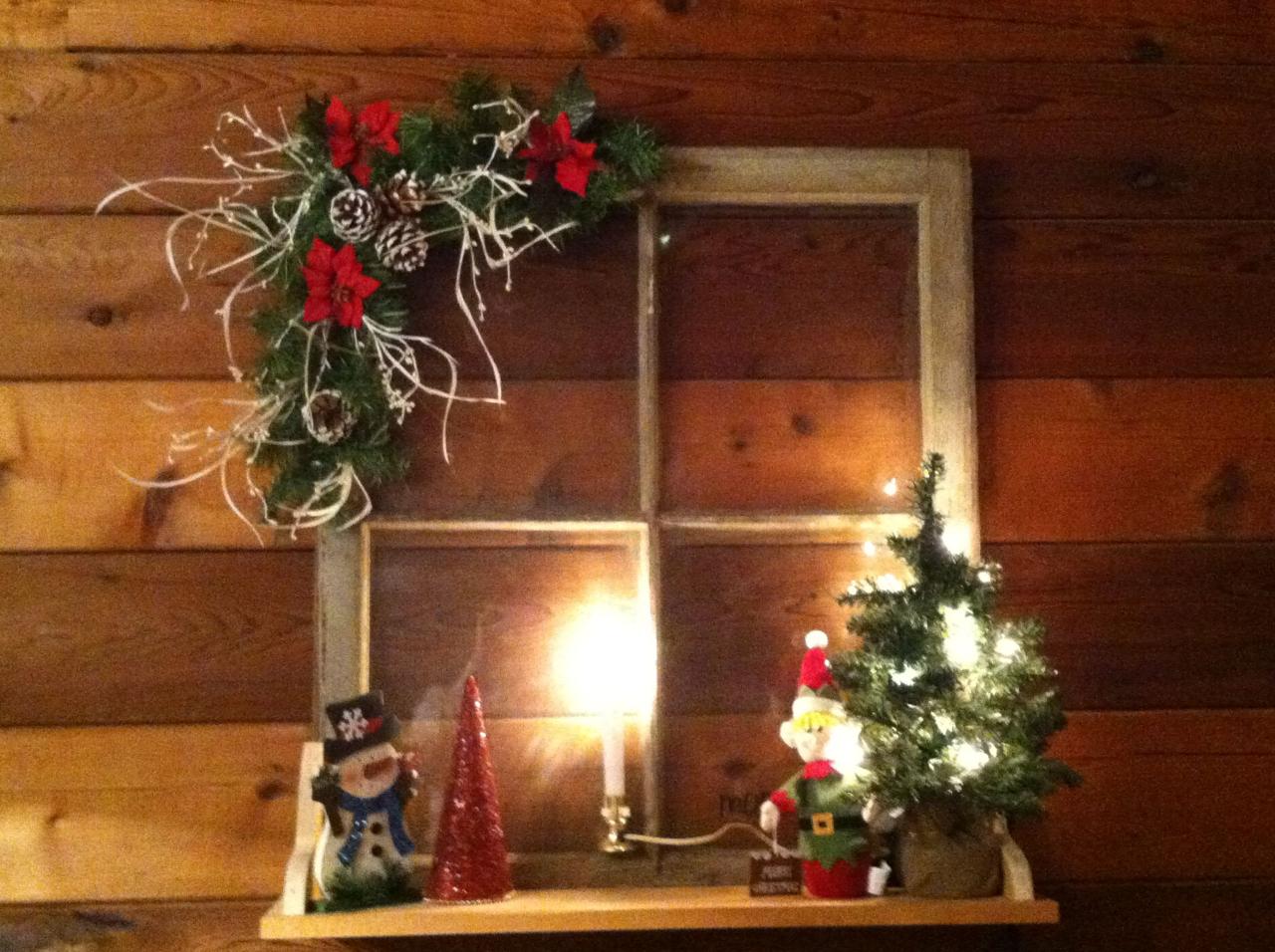 christmas decor with old windows Christmas Ideas Country christmas decorations, Christmas crafts