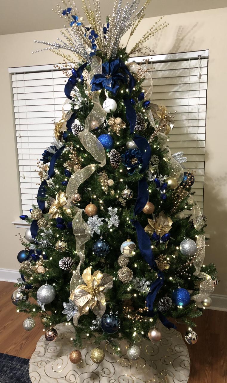 christmas tree decor ideas blue Blue and Gold Christmas Tree Gold christmas tree decorations, Gold