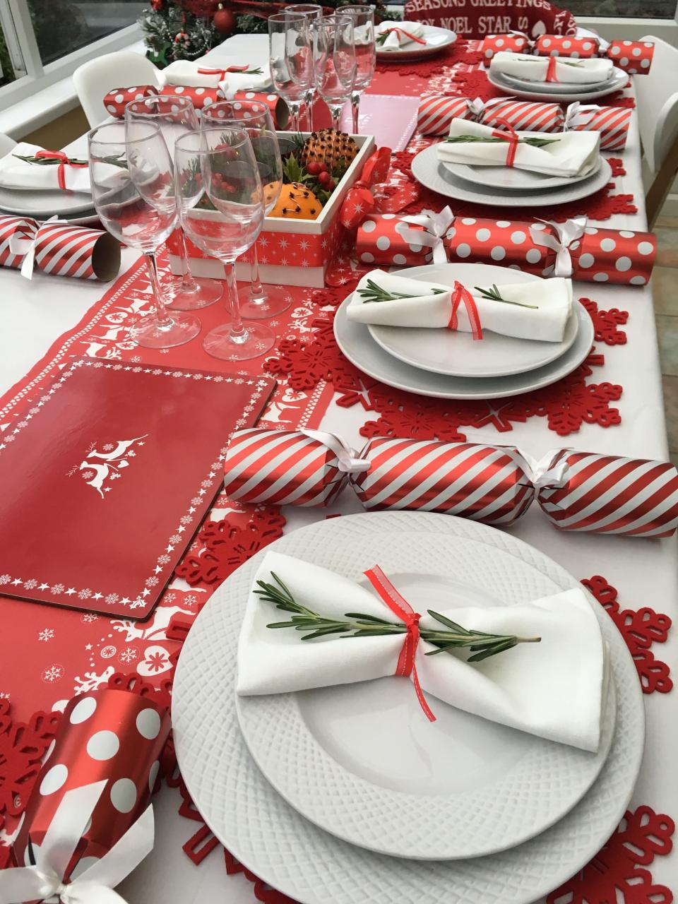 red and white christmas table decor Red and white Christmas table setting Christmas Table Set Up, Red