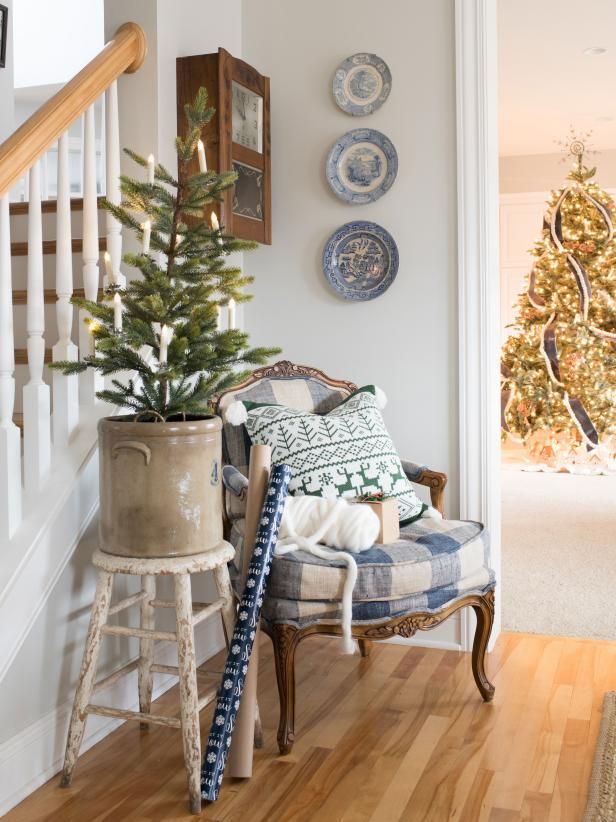 country farmhouse christmas decor 110 Farmhouse Christmas Decorating Ideas Christmas living rooms