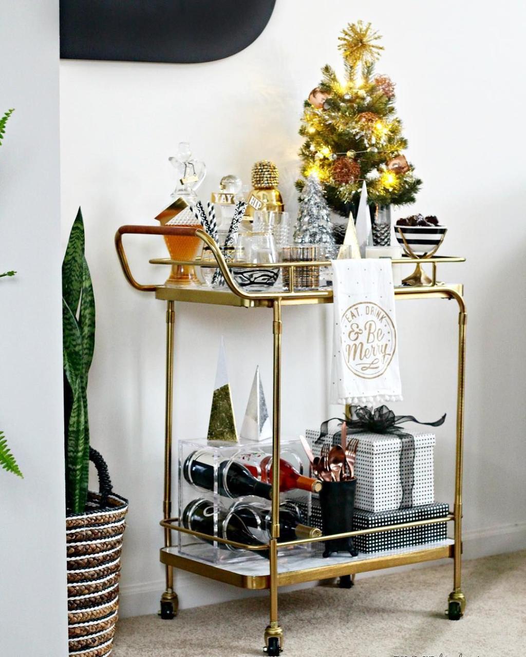 bar cart christmas decor Pin by Vera Vickrey on Bar Carts & Styling ! Christmas living rooms