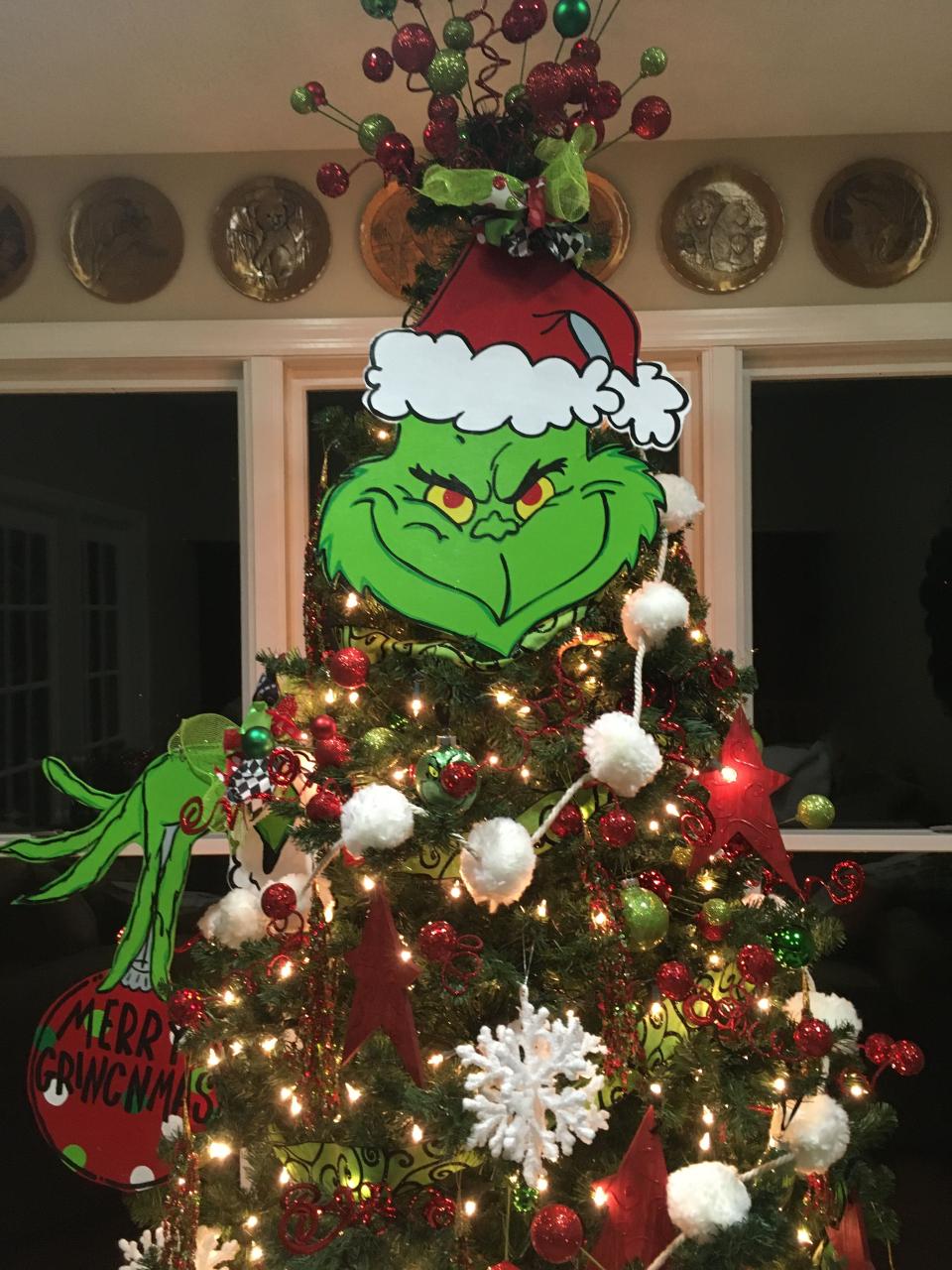 grinch decor for christmas tree The Grinch Tree Christmas tree themes, Grinch christmas tree, Grinch