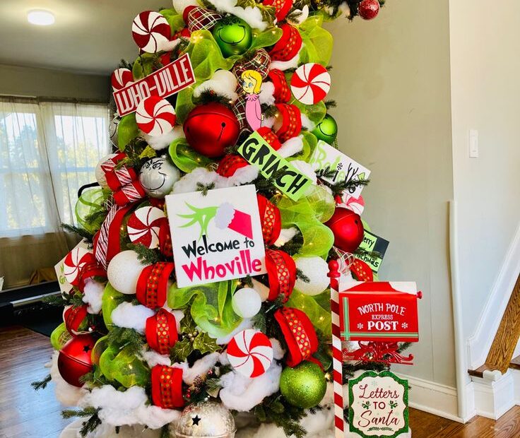 grinch decor for christmas tree Grinch Xmas tree Grinch christmas tree, Grinch christmas decorations